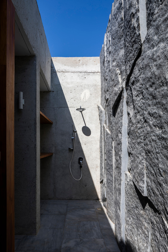 Hiệu ứng ánh sáng và bóng đổ tạo ấn tượng thị giác mạnh mẽ cho khách tham quan.