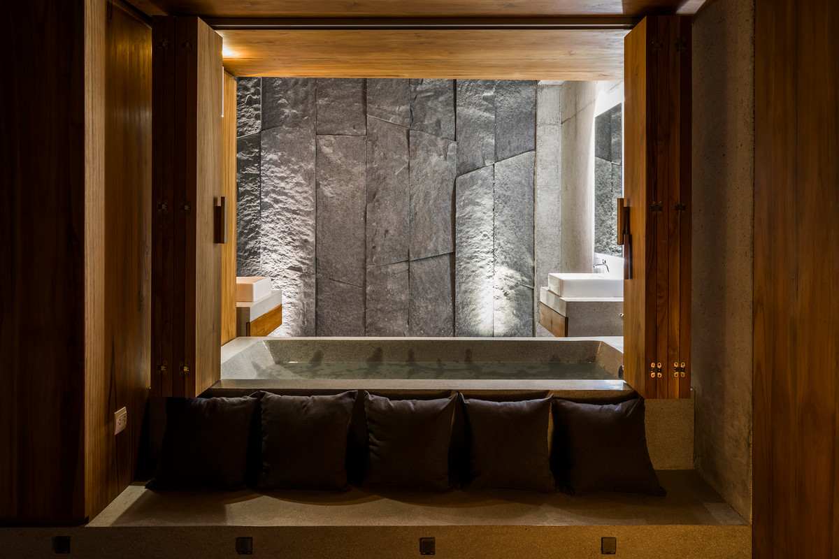 Đặc biệt, phòng nào cũng có phòng tắm với trần trong suốt, như mang cả bầu trời vào trong. Nguồn ảnh: Hiroyuki Oki