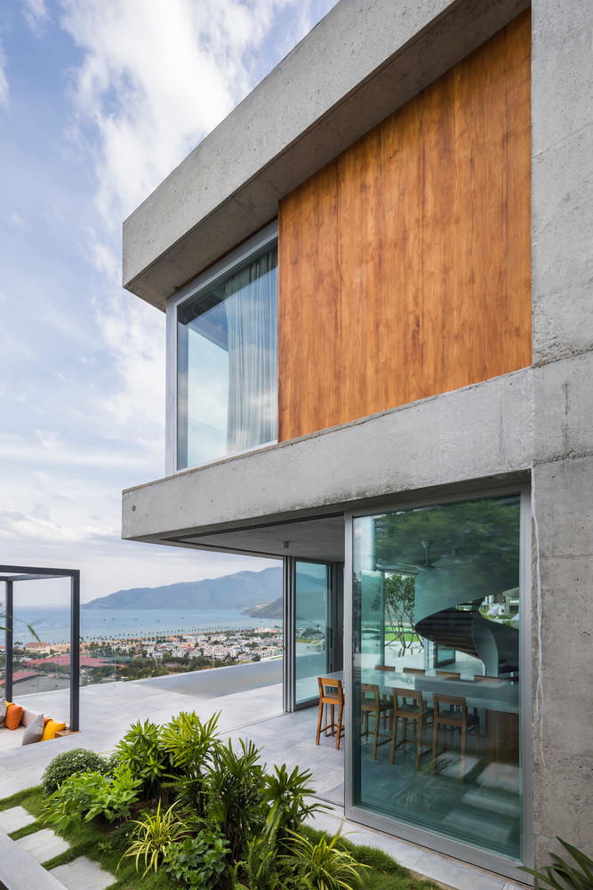 Từ con đường phía sau có thể vào thẳng tầng 2 của căn biệt thự.