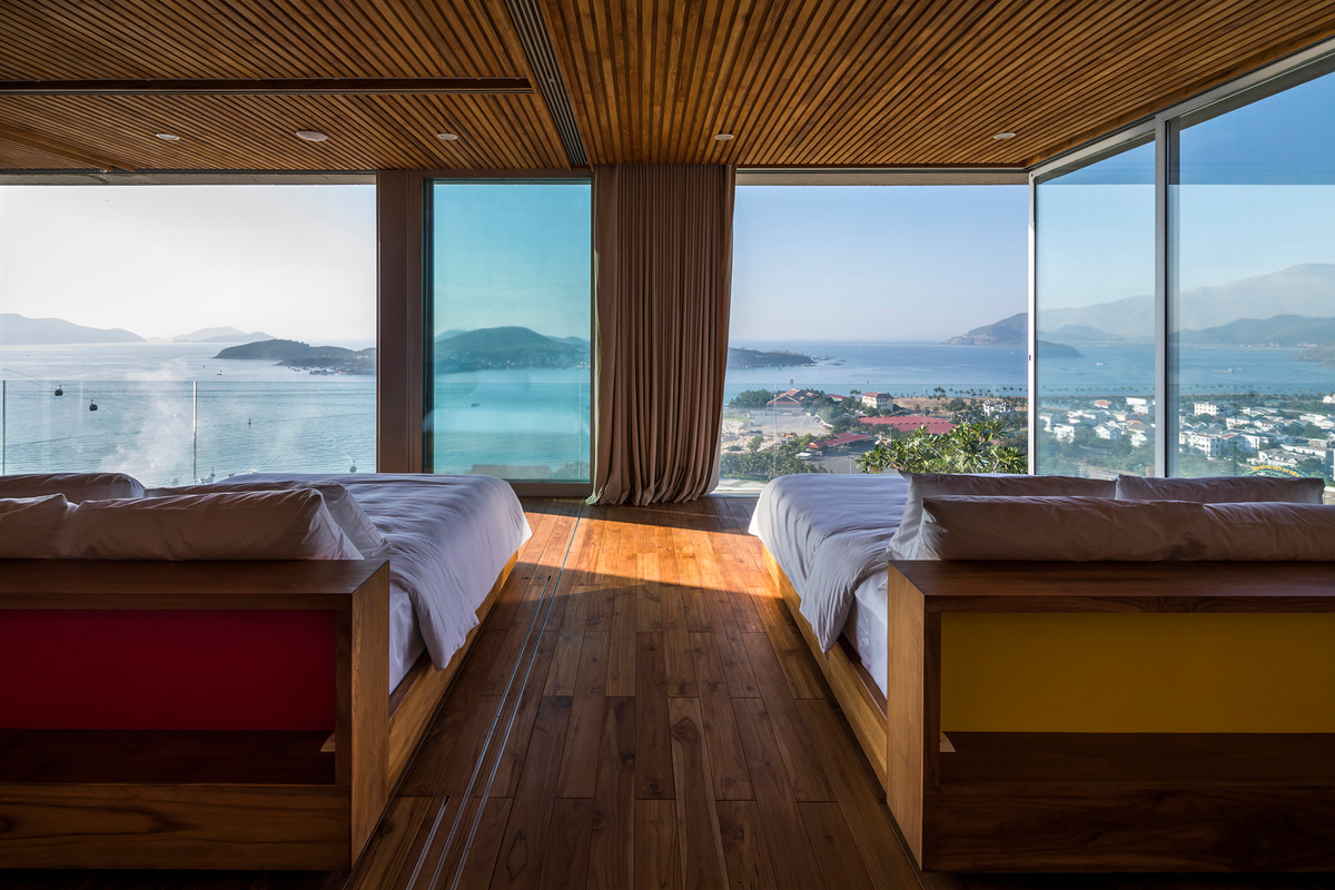 Nhờ những tấm vách gỗ di động, tầng trệt của căn nhà có thể dễ dàng ngăn ra thành nhiều vùng không gian nhỏ hơn tùy theo nhu cầu sử dụng với tối đa 3 phòng ngủ có điều hòa.