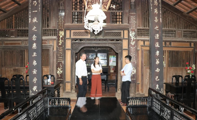 Chống đỡ nhà có 108 cây cột, toàn bộ đều được làm từ các loại vật liệu gỗ quý như gỗ lim, gỗ cẩm lai, giáng hương, căm xe...Ảnh: TTXVN