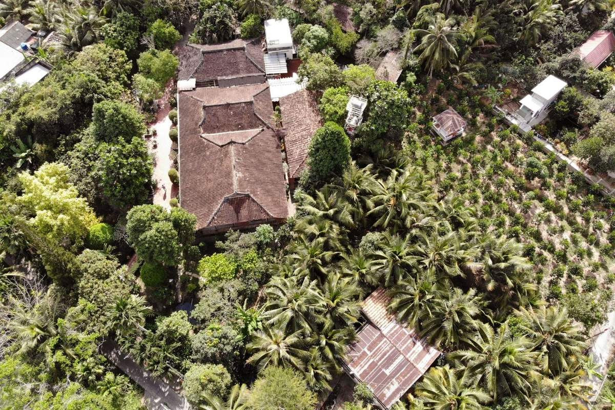 Thời điểm xây nhà không có nhiều phương tiện nên phải mất 10 năm ngôi nhà mới hoàn thành. Ảnh: Mia