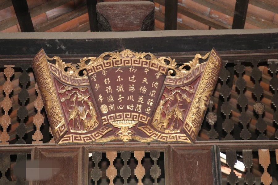 Bức hoành phi tại gian chính của nhà cổ Ông Kiệt. Ảnh: TTXVN