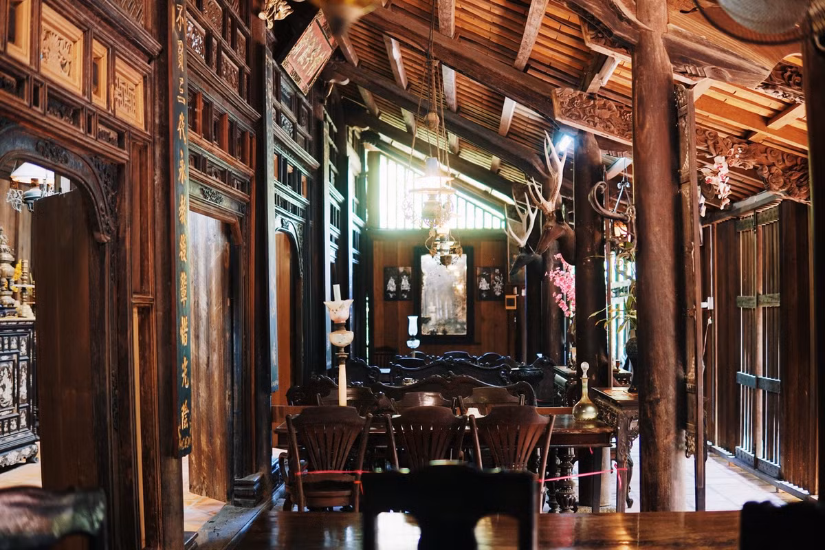 Vật liệu chủ đạo của nhà cổ Ông Kiệt đều là gỗ quý. Toàn bộ số lượng gỗ làm nhà đều được nhập về từ Campuchia. Ảnh: Nhacoongkiet