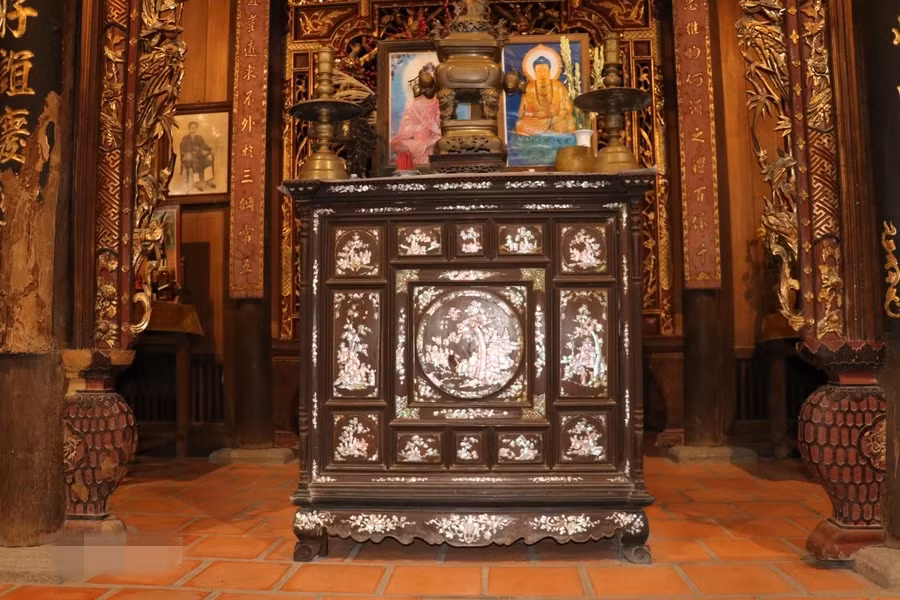 Tủ thờ được giữ nguyên bản từ xưa tại gian thờ chính. Ảnh: TTXVN