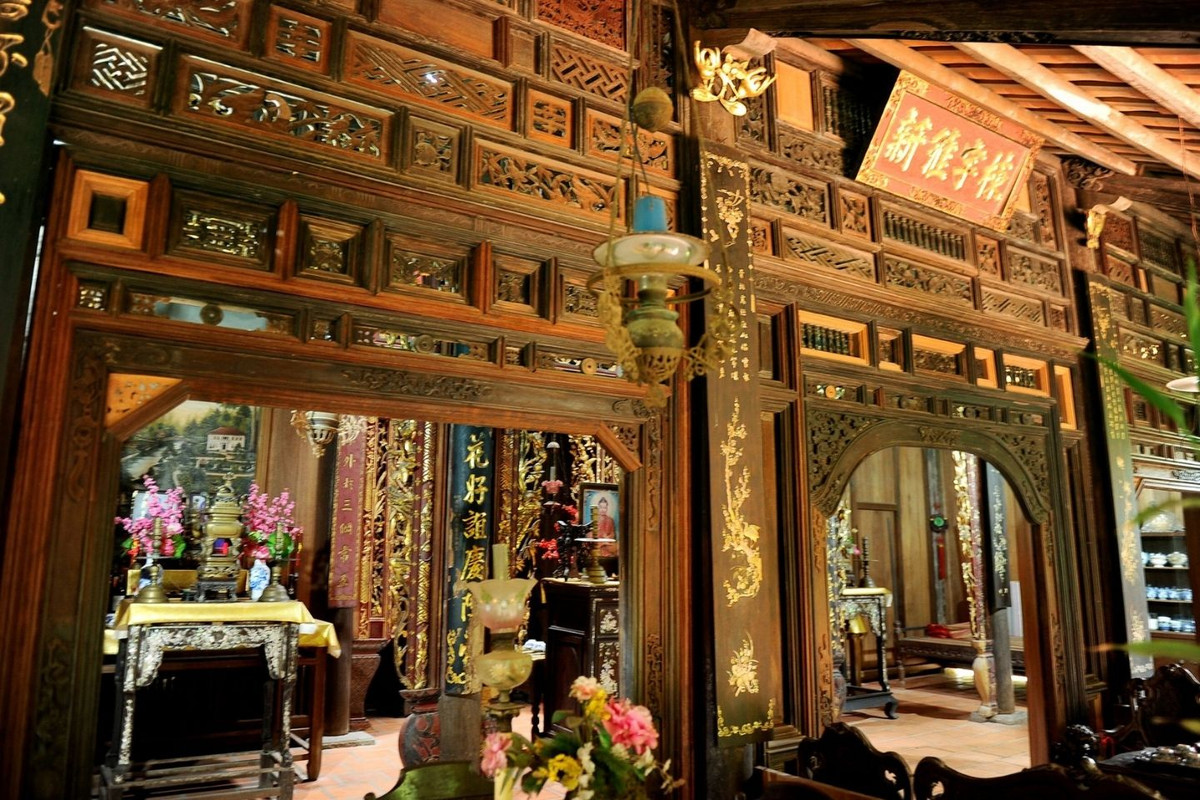 Trên các bộ kèo, cột, xiên và vách của ngôi nhà cổ là các hoa văn được chạm khắc công phu. Ảnh: Mia