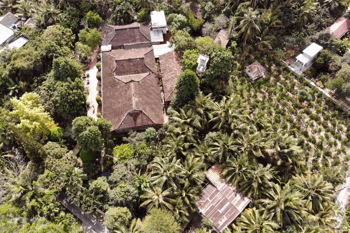 Thời điểm xây nhà không có nhiều phương tiện nên phải mất 10 năm ngôi nhà mới hoàn thành. Ảnh: Mia