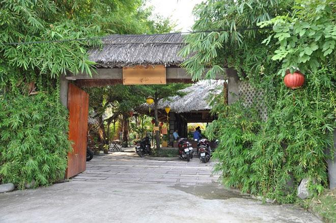 Cổng vào võ đường rộng rãi, nhiều cây xanh.
