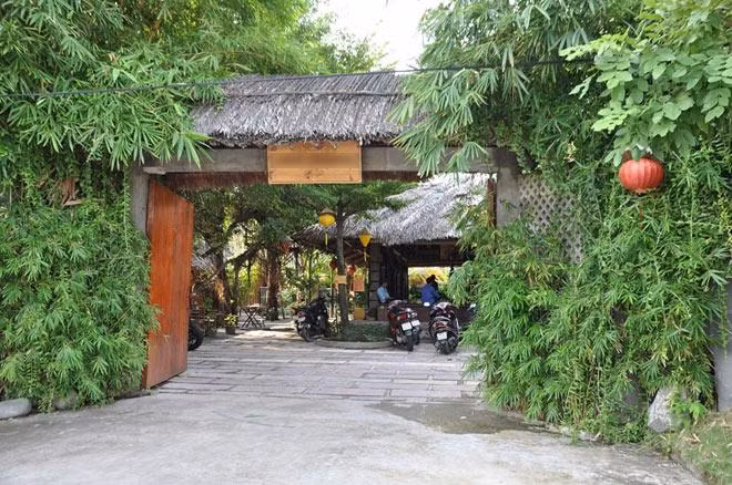 Cổng vào võ đường rộng rãi, nhiều cây xanh.