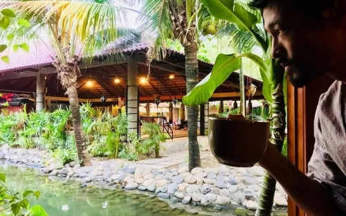 Johnny Trí Nguyễn có một võ đường rộng 1.800m2, được xây dựng thoáng mát theo phong cách Nam Bộ với vách đất, mái lá.