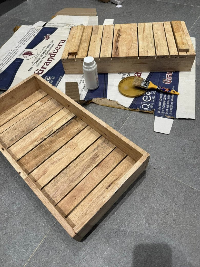 Không chỉ biết tự làm phân bón, Huỳnh Khánh Vy còn tự tay chế khay trồng cây.