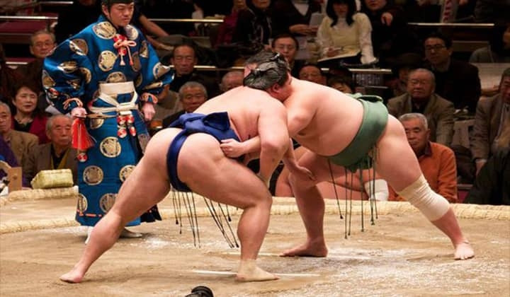 Su mô (đấu vật) là một trong những nét văn hóa đặc trưng ở Nhật Bản. Sự phổ biến của su mô kéo theo sự xuất hiện của hàng loạt ngành nghề liên quan, trong đó có nghề lương cao nhưng ai cũng “nhăn mặt”, đó là vệ sinh “bàn tọa” cho võ sĩ su mô. Ảnh: Getty