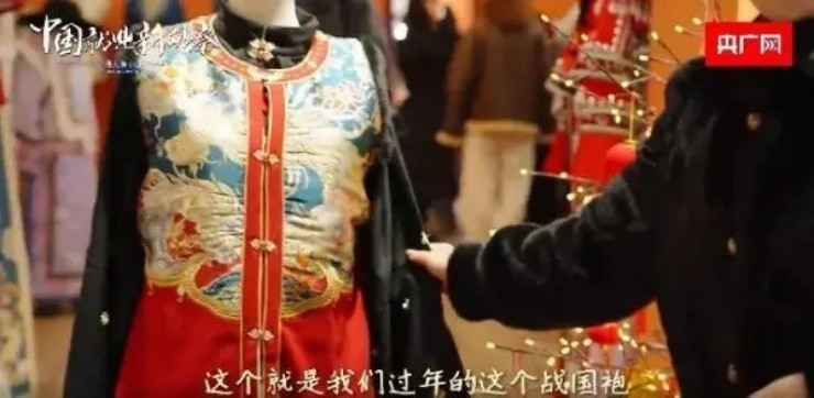 Những năm gần đây, trào lưu chụp ảnh với đồ cổ trang ngày càng phổ biến trên các nền tảng mạng xã hội và nhiều điểm du lịch ở Trung Quốc. Nhờ vậy, dịch vụ trang điểm theo phong cách cổ trang "hot" chưa từng thấy. Ảnh: Weibo