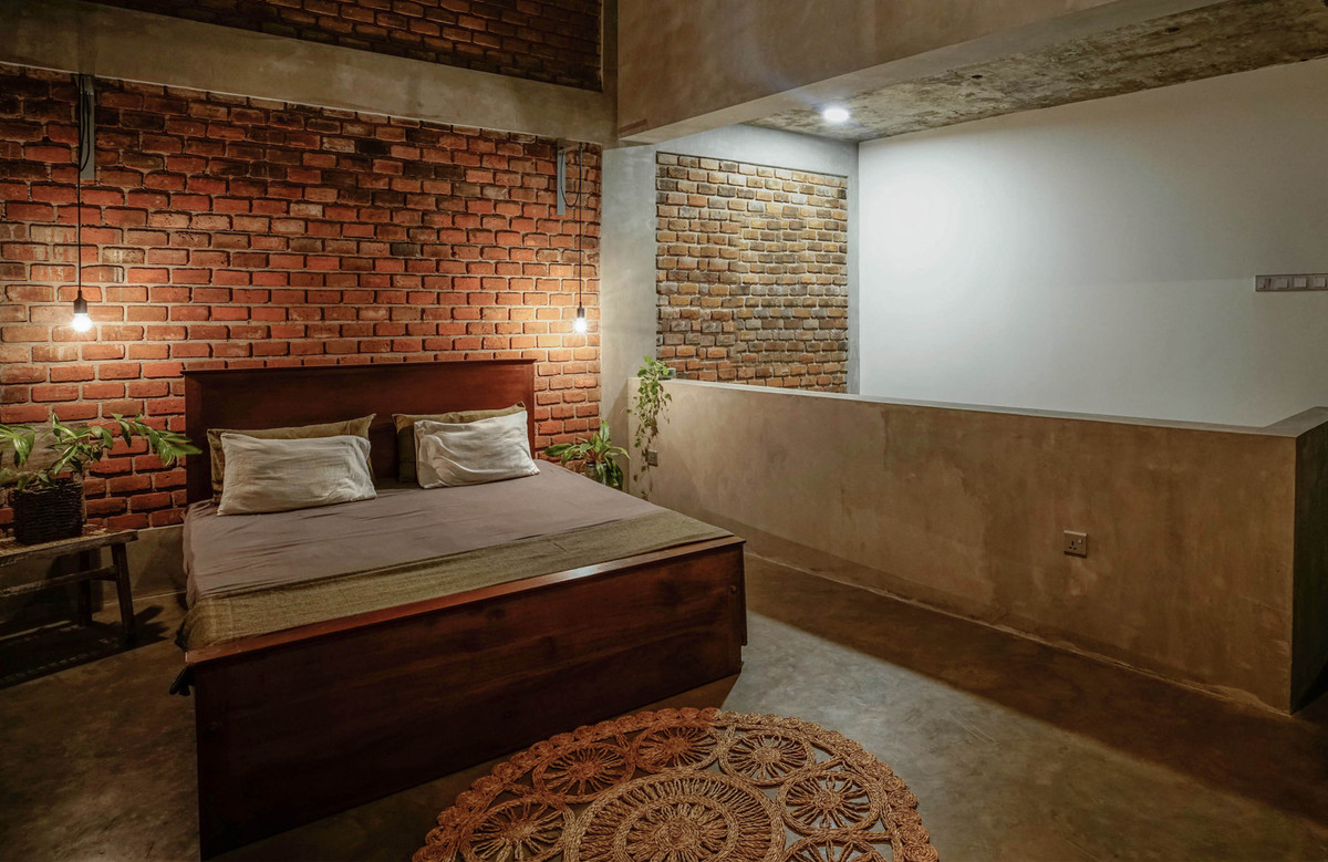 Phòng ngủ đơn giản và thô mộc. Ảnh: Archdaily