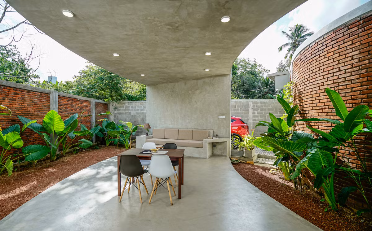 Hình dạng khu đất kỳ lạ cùng với hạn chế về ngân sách nên công trình lấy độ cong tự nhiên của địa điểm làm yếu tố quyết định để tạo ra trải nghiệm không gian đáng chú ý. Ảnh: Archdaily