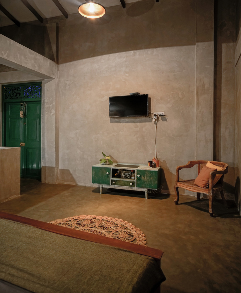 Nội thất trong nhà thiết kế đơn giản, nhẹ nhàng, xen lẫn chút hoài cổ nhờ việc lựa chọn sử dụng những đồ dùng mang đậm chất xưa. Ảnh: Archdaily