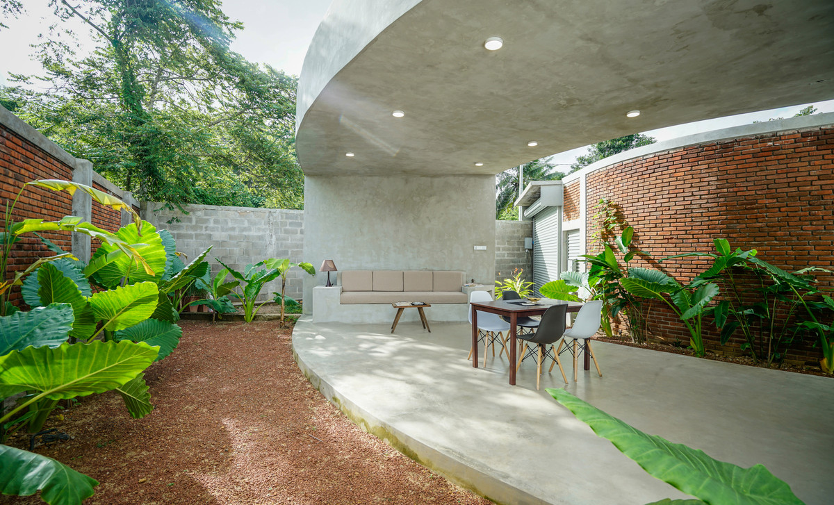 Thay vì chống lại những đường cong, kiến trúc sư đã tận dụng để thiết kế theo đường cong. Theo đó, nền và mái nhà được đổ bê tông theo đường cong thế đất, tạo sự phân chia tự nhiên giữa vị trí sinh hoạt và các khu vực xung quanh. Ảnh: Archdaily