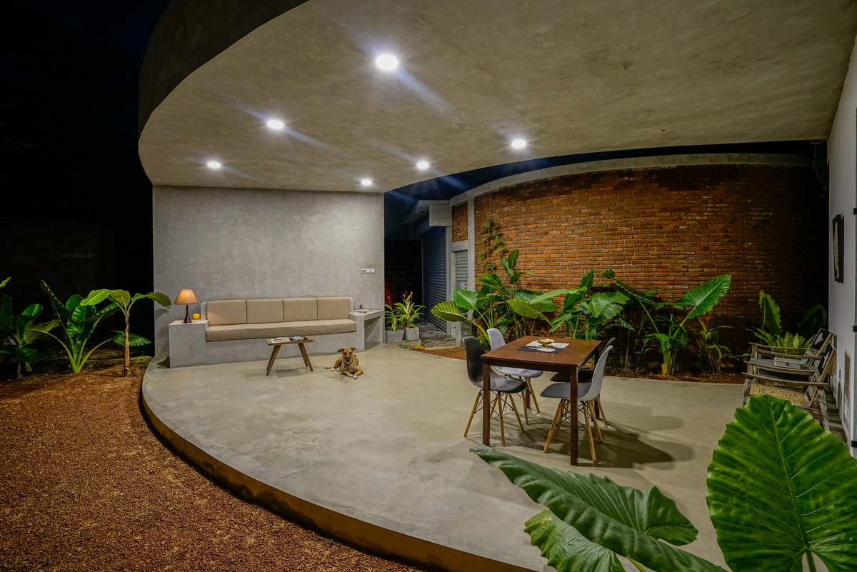 Đèn LED được lắp đặt dọc theo trần nhà. Ảnh: Archdaily