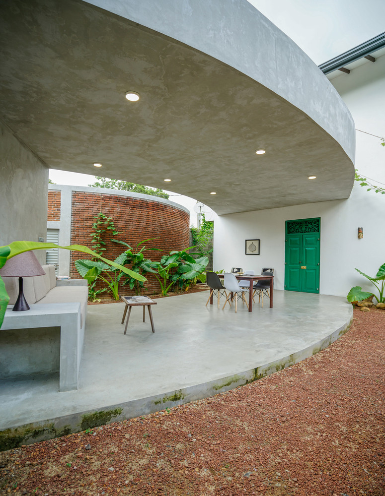 Toàn bộ khu vực được bố trí theo đường cong, tương ứng với sự thay đổi hình dạng của khu đất xây dựng. Ảnh: Archdaily