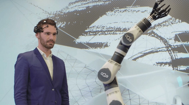 Từ năm 2003, họ bắt đầu thực hiện ý tưởng ban đầu dùng ý nghĩ và cảm xúc để điều khiển thiết bị điện tử. Đến năm 2010, chiếc mũ đọc sóng não EPOC xuất hiện, gây sốt toàn cầu, thu về hơn 10 triệu USD. Ảnh: Internet