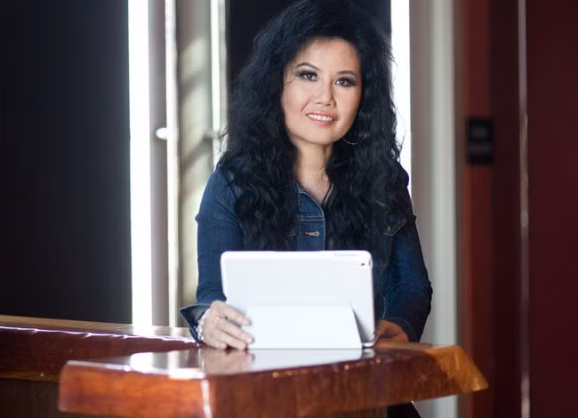 Lấy bằng cử nhân Công nghệ thông tin chỉ sau 3,5 năm, doanh nhân Jenny Tạ được mời vào làm tại công ty chứng khoán Shearson Lehman danh tiếng. Làm việc tại phố Wall và chứng kiến dòng tiền khổng lồ giao dịch mỗi ngày, Jenny nuôi tham vọng sẽ mở một công ty chứng khoán riêng. Ảnh: Vietnamnet