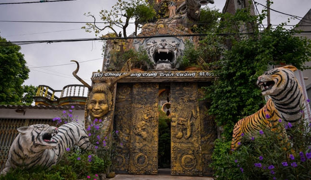 Ấn tượng nhất là chiếc cổng như động "Ngưu Ma Vương" với rất nhiều tượng hai bên. Ảnh: Dân Việt