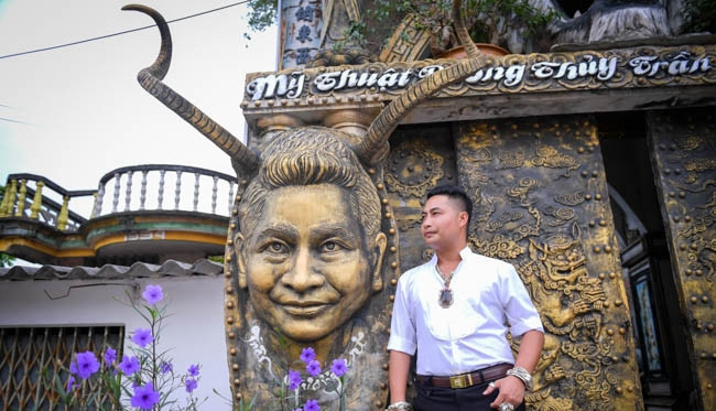 Chủ nhân của ngôi nhà là anh Trần Văn Tưởng (SN 1985) – một người có đam mê với mỹ thuật phong thủy. Ảnh: Dân Việt