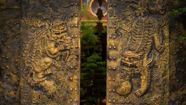 Cổng nhà được chạm trổ với hình thù "kỳ quái". Ảnh: Dân Việt