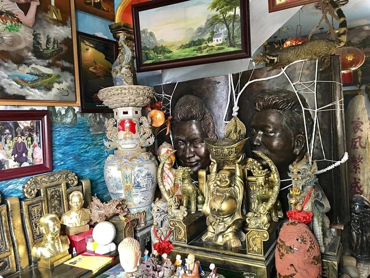 Bên trong, đồ phong thủy đủ các chất liệu... bày la liệt khắp nhà. Ảnh: Saostar