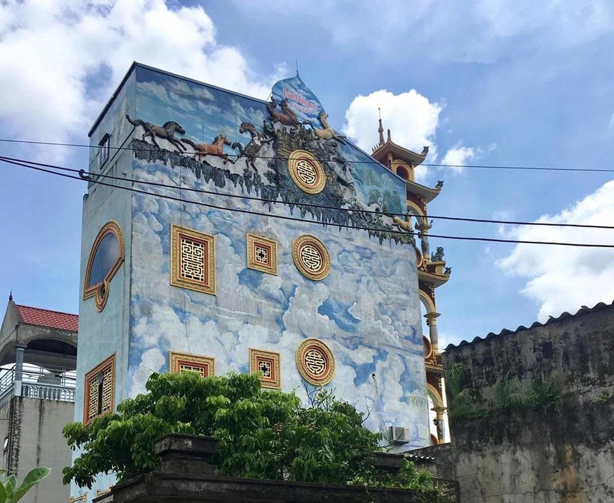 Ngôi nhà kỳ lạ nhìn từ phía sau. Ảnh: Saostar