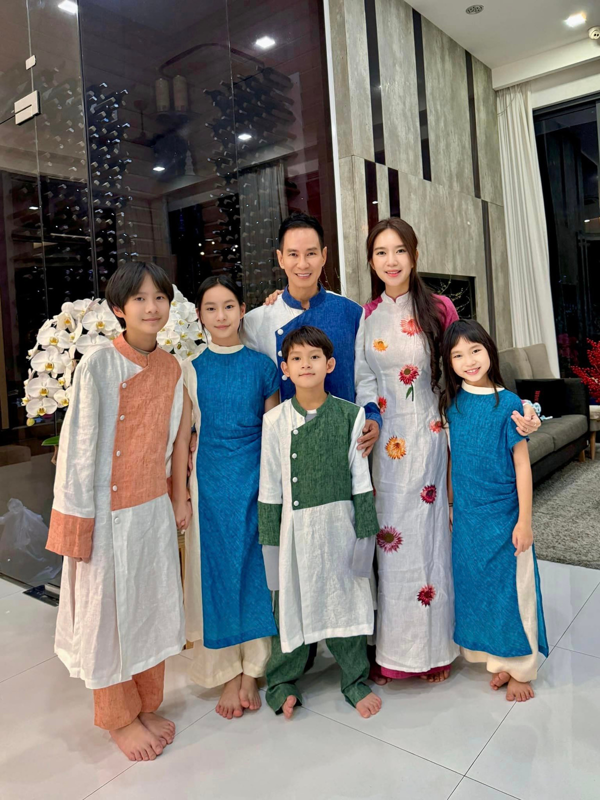 Nhờ nỗ lực làm việc không ngừng nghỉ. Lý Hải - Minh Hà là một trong những cặp vợ chồng giàu có nhất showbiz Việt. Cặp đôi sở hữu nhiều bất động sản đắt giá, trong đó đáng chú ý nhất là căn biệt thự ở ngoại thành TP.HCM - nơi gia đình Lý Hải - Minh Hà đang sinh sống.