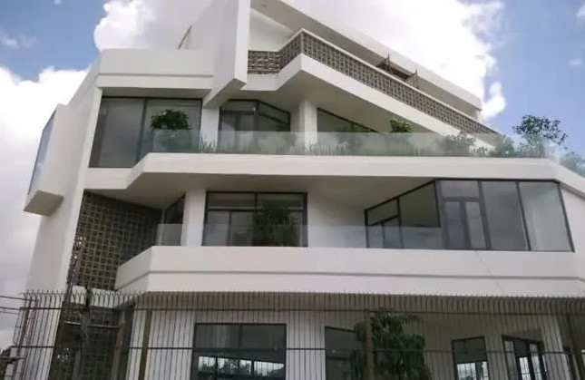 Biệt thự của Lý Hải - Minh Hà thiết kế theo phong cách hiện đại, tối giản gồm 4 tầng, diện tích rộng tới hàng trăm mét vuông.