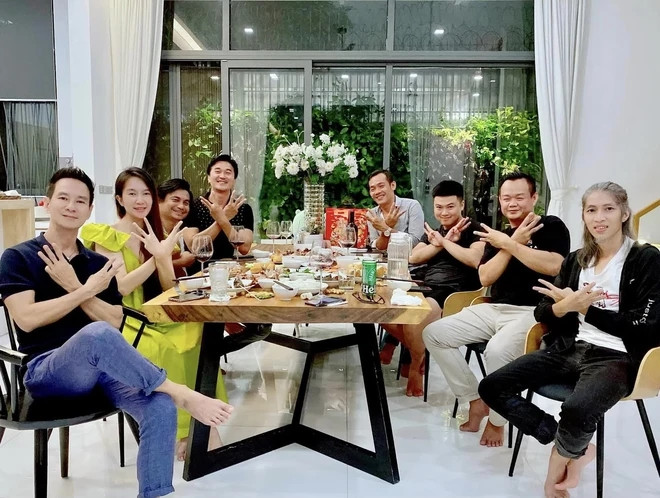 Phòng khách rộng rãi là nơi thường xuyên đón khách quý, bạn bè.