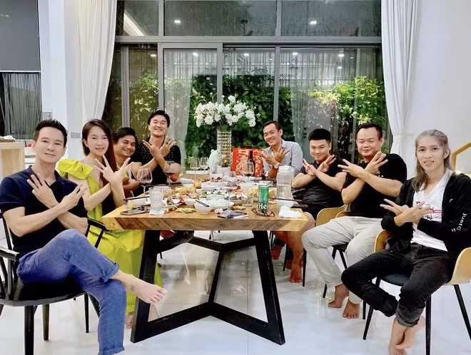 Phòng khách rộng rãi là nơi thường xuyên đón khách quý, bạn bè.