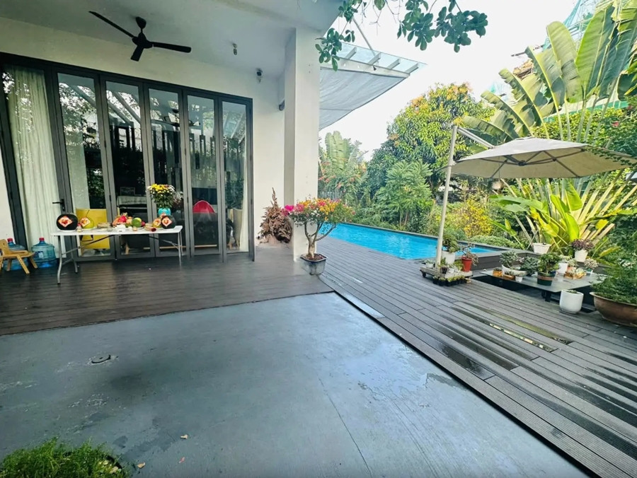Ngôi nhà có khoảng sân rộng rãi, nội thất hiện đại, bày trí đẹp mắt và cả bể bơi để vui chơi, thư giãn.