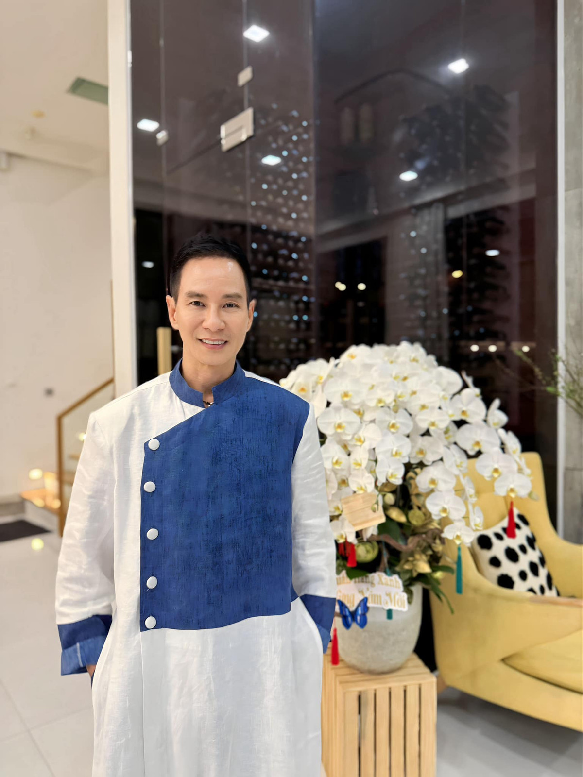 Nhà sử dụng nhiều cửa kính để không gian bên trong luôn ngập tràn ánh sáng tự nhiên.