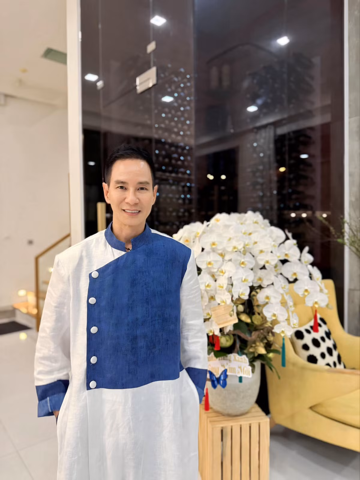 Nhà sử dụng nhiều cửa kính để không gian bên trong luôn ngập tràn ánh sáng tự nhiên.