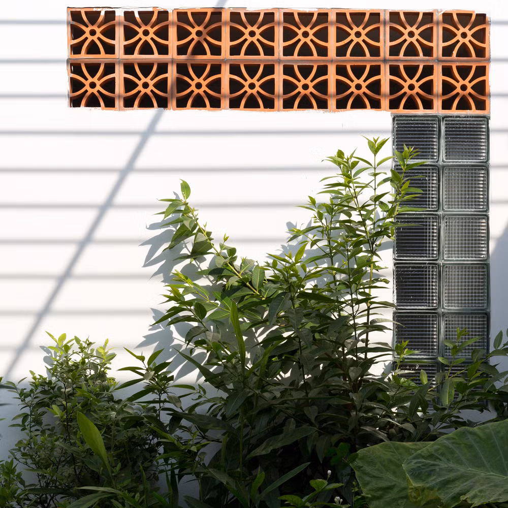 Gạch nung và đá ong được sử dụng cho phần tường bao tạo sự thô mộc nhưng vẫn hiện đại. Nguồn ảnh: Thiết kế 365