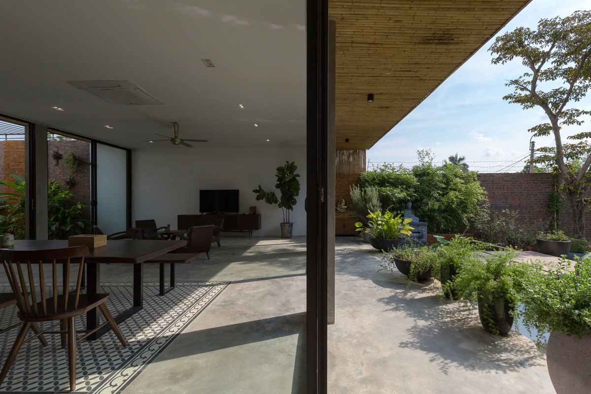 Trần hành lang được ốp những thanh tầm vông mộc mạc.