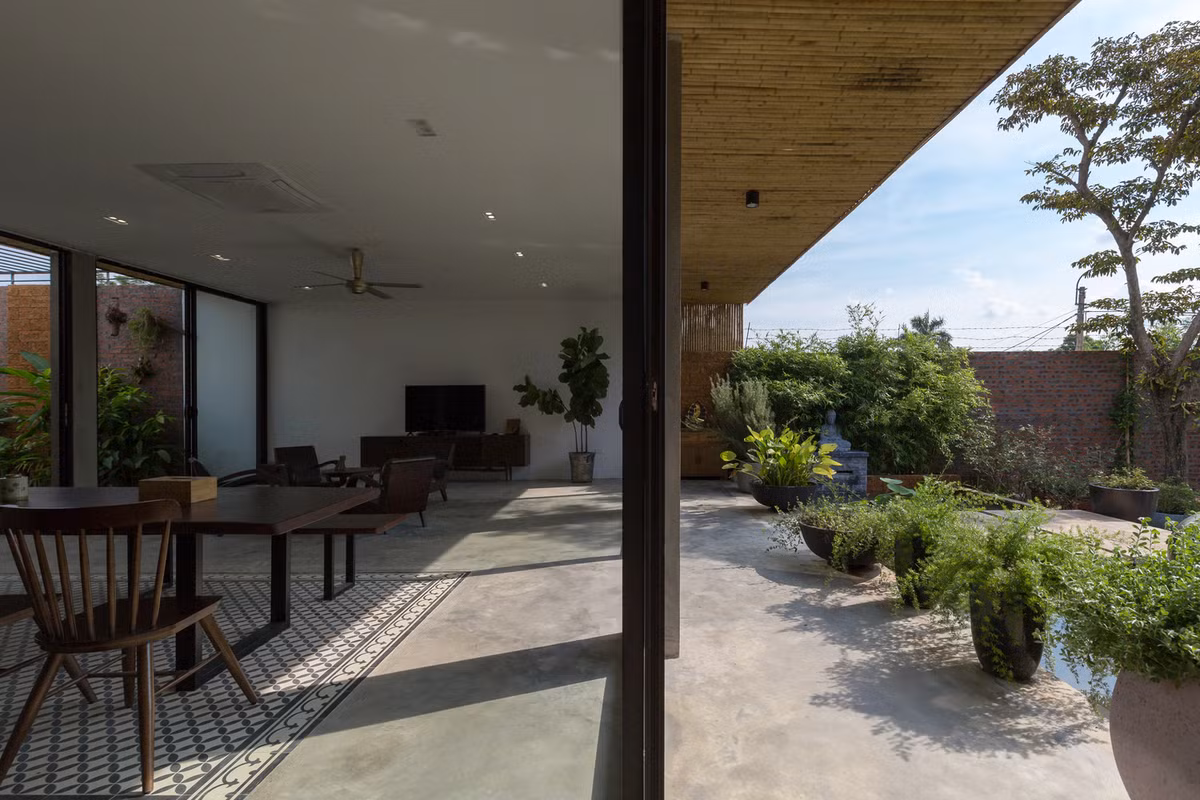 Trần hành lang được ốp những thanh tầm vông mộc mạc.