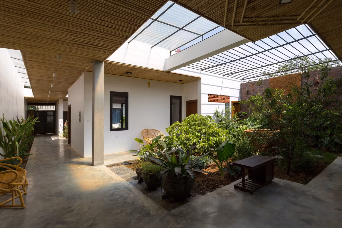 Trước hiên và dọc hành lang bày ghế mây để nghỉ ngơi, ngắm cây hoa và thưởng trà.