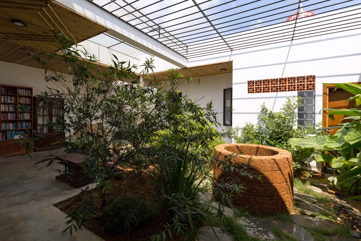 Khoảng sân nối hai gian nhà bình dị với giếng nước, giếng trời và từng bụi cây xanh đầy sức sống