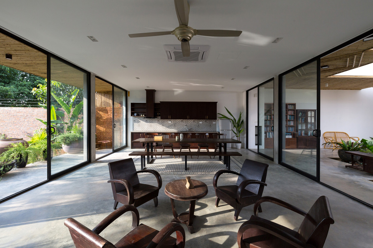 Với kết cấu nhà 1 tầng, toàn bộ không gian sinh hoạt được dàn trải trên diện tích 200 m2 với 3 gian nhà.