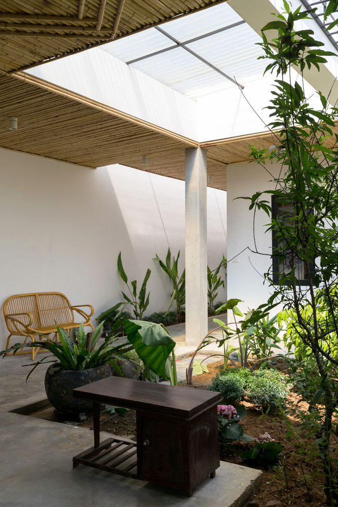 Bước qua khoảng sân nhỏ với giếng trời rộng, thoáng sẽ tiến vào gian nhà thứ hai. Đây là khu vực nghỉ ngơi của gia đình với một phòng ngủ lớn.