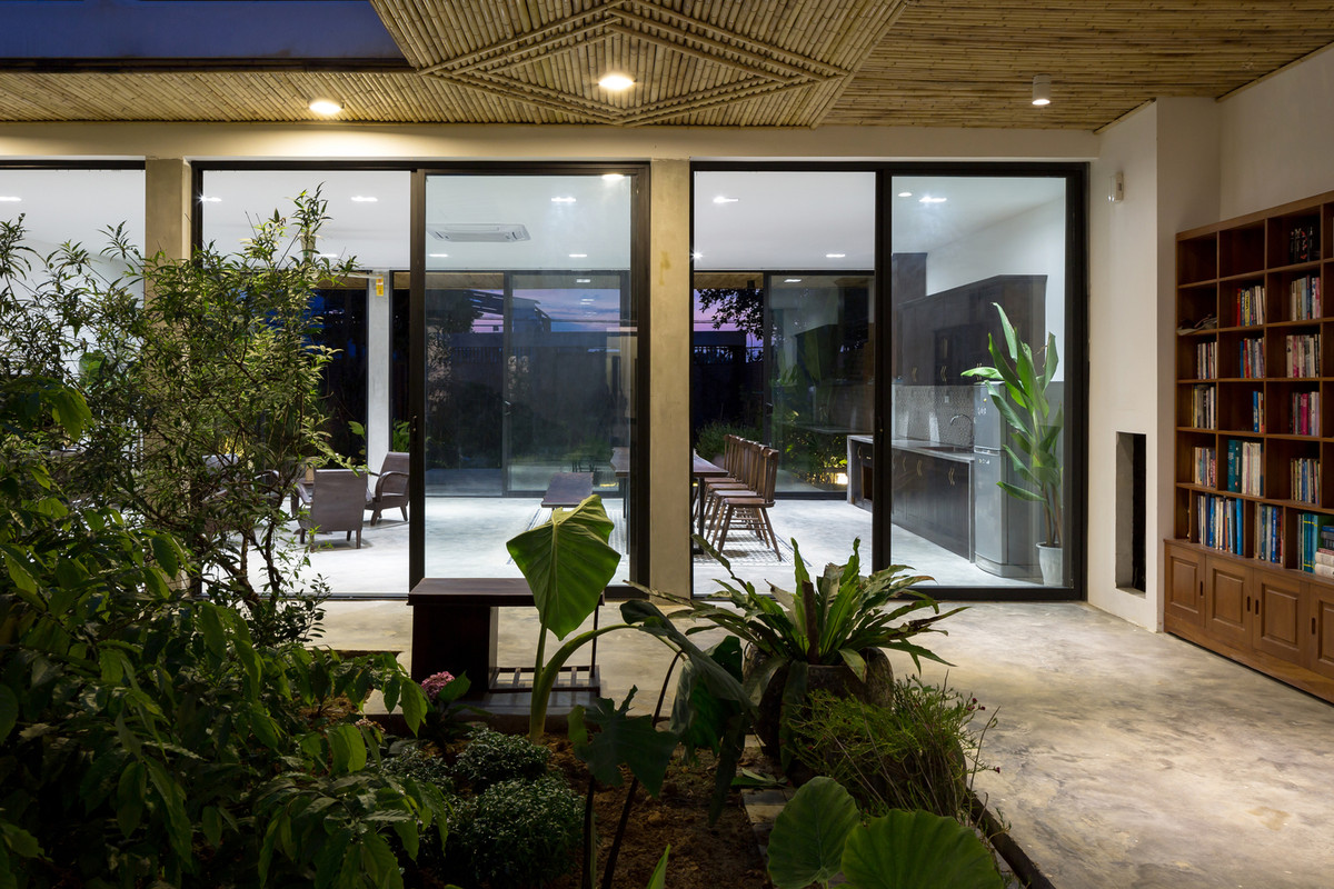  Ngôi nhà được thiết kế với những không gian mở nhằm tối đa hóa sự kết nối giữa con người với thiên nhiên.