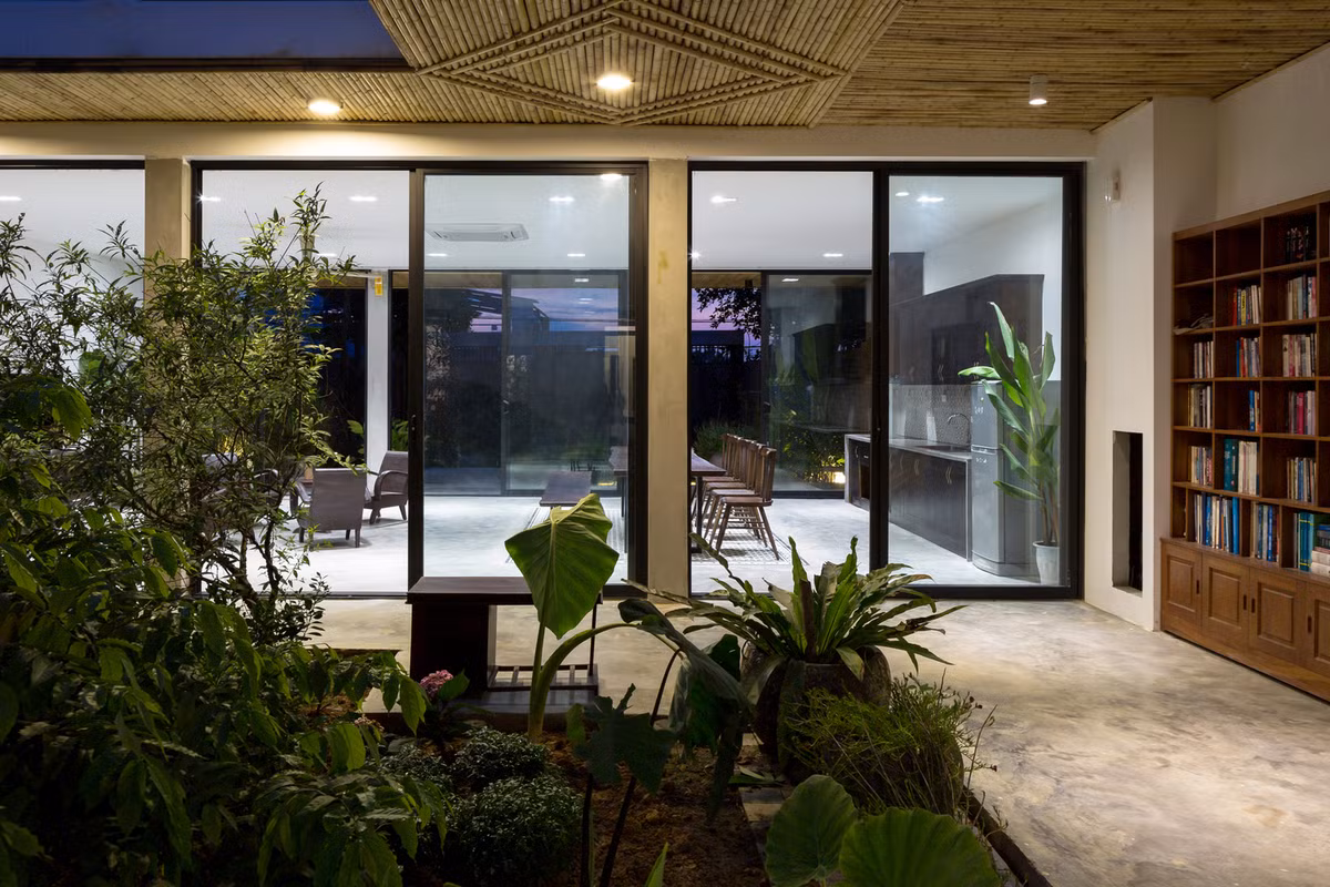  Ngôi nhà được thiết kế với những không gian mở nhằm tối đa hóa sự kết nối giữa con người với thiên nhiên.