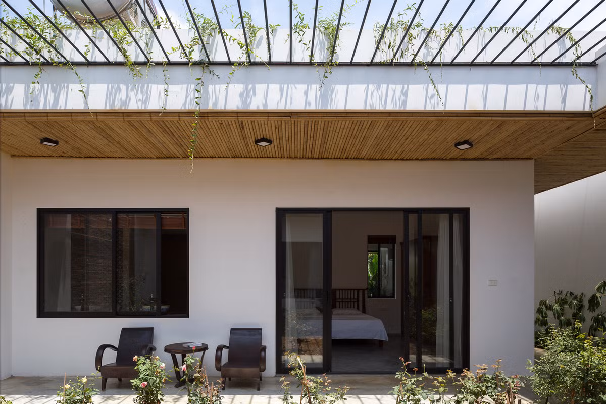 Vật liệu địa phương được ứng dụng linh hoạt tạo nên vẻ đẹp hài hòa cho không gian.