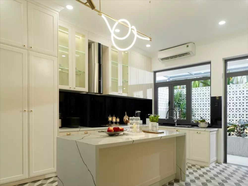 Phòng bếp được Diệp Lâm Anh đầu tư nhiều thiết bị hiện đại. Ảnh: House n Home