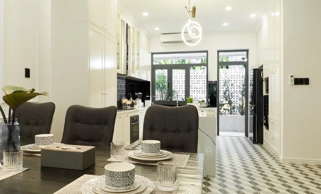 Nhà bếp được lát gạch bông hoài cổ. Ảnh: House n Home