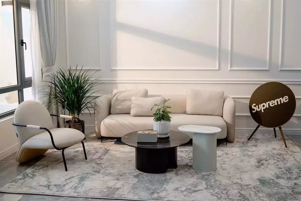 Phần nội thất trong nhà tối giản nhưng vẫn tiện nghi để các bé có không gian sinh hoạt vừa thoải mái lại an toàn. Ảnh: House n Home